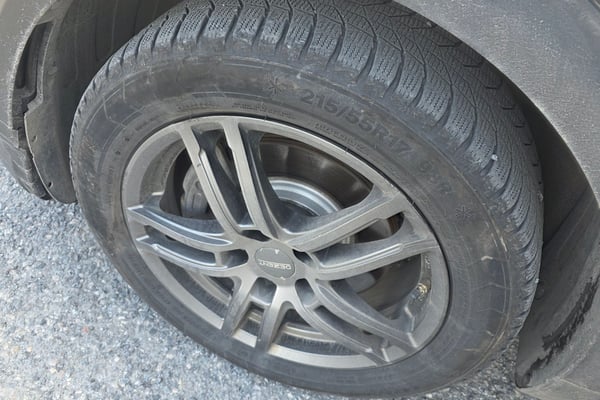 Kan noen skifte dekk på bilen?  - bilde 1