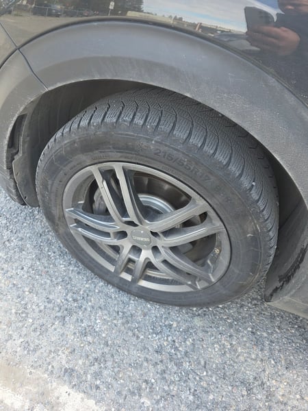 Kan noen skifte dekk på bilen?  - bilde 1
