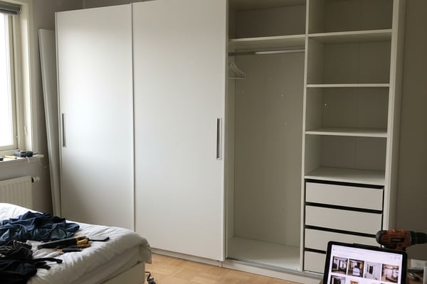 Bygge innebygd garderobeskap i soverom