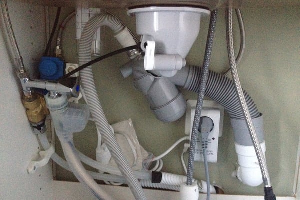 Trenger rørlegger i Oslo lekkasje under vask 